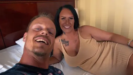 Morena alemana Zara Mendez toca sus pechos naturales