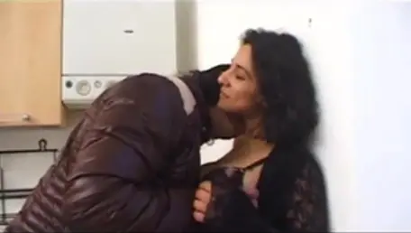 Haarige europäische Amateurin fickt zu Hause im Doggystyle
