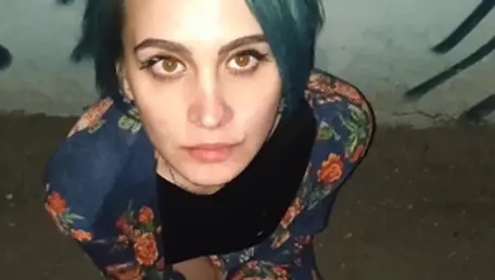 Pakistanisches Teenie-Mädchen, das sich öffentlich die Gesichtsbehandlung gönnt