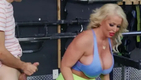MILFs Like It Big: Latinoa würgt im Fitnessstudio