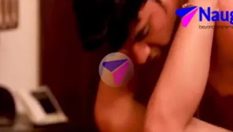 Die Japanerin Lisa Ann wird von einem Kerl mit großem Schwanz gefickt