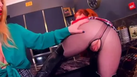 Red XXX: Natural mature need gets fingering wearing pantyhose