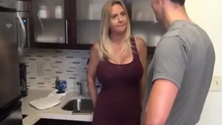 Very sexy MILF homemade swallow