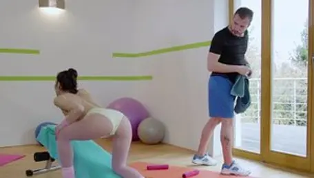 Relaxxxed - Babe Valentina Bianco yoga HD