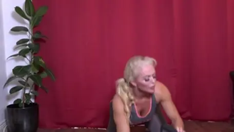 Masturbação de cabelo loiro em alta definição