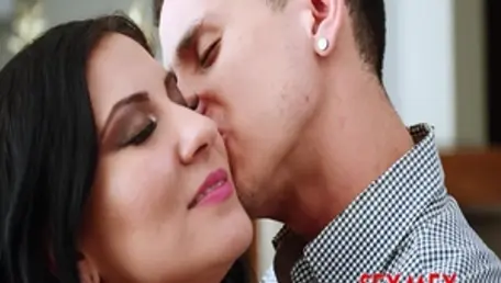 Sensual american babe blowjobs in office