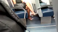 Acompañado por una aficionada de ébano súper sexi usando tacones altos
