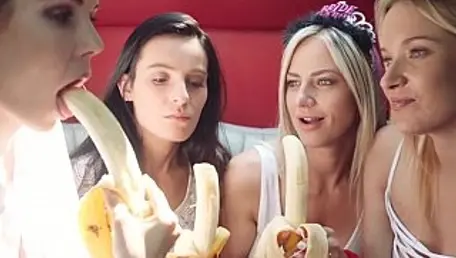 A Girl Knows - Nataly Cherry junto con la salvaje Florane Russell