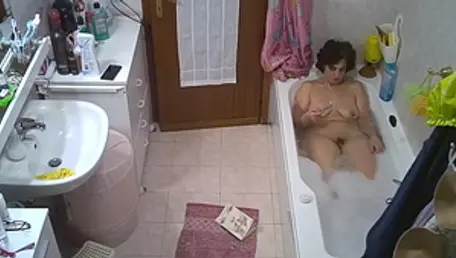 Shaved amateur hidden cam in bath in HD