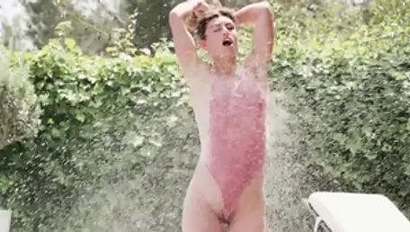 Мокрая Джулия Рока делает 69, сосет член