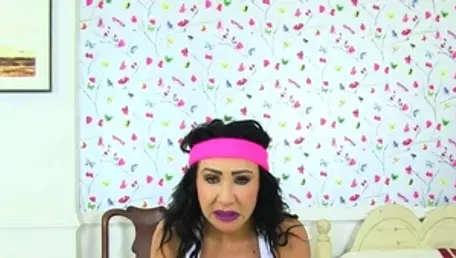 Older Woman Fun: Masturbação de madrasta solo com luvas