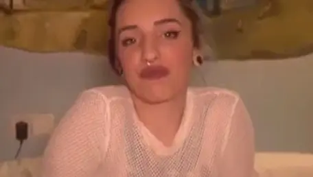 Ejaculação de uma gata tatuada e pequena