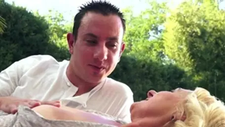 Young teen chick pussy licking