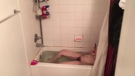In bath with hairy british amateur