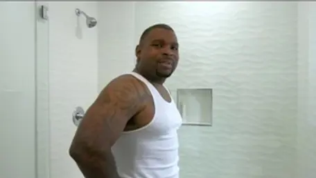 Muscled mature ramming hard in the bath in HD