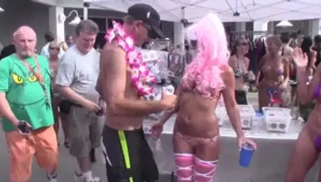 Nebraska Coeds: Super hot chick contest outdoors