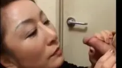 Batendo na bunda de uma japonesa gordinha
