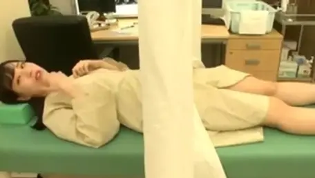 国产剧情演绎猥琐医生给校花检查身体