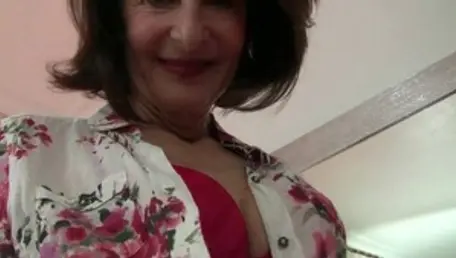 Older Woman Fun: French cougar loves nailing