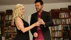 Joy Bear: Victoria Summers junto a Ryan Ryder en la mesa