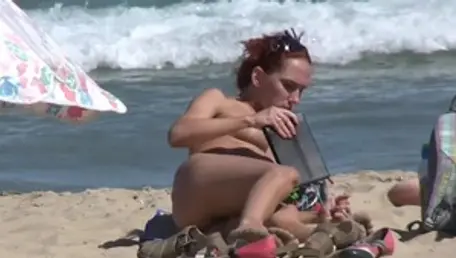 Candid Beach: Mature demonstrates big ass