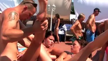 Slicky Girls: French threesome in public