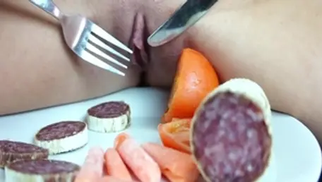 Babe showing natural tits