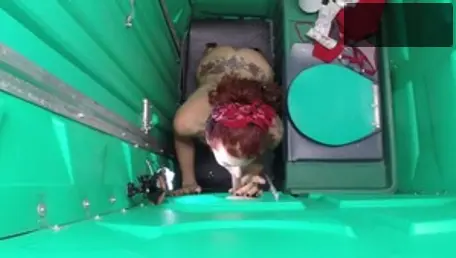 Porta Gloryhole: Blowjob in the toilet next to MILF