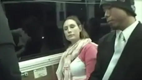 Jovencita musulmana peluda montando una gran polla en el exterior
