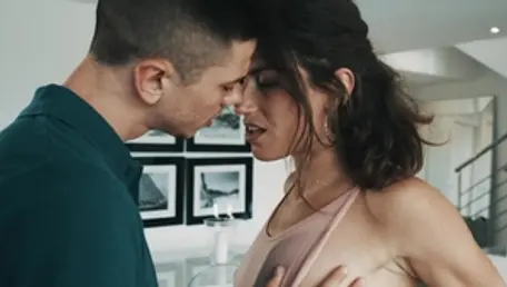 PornFidelity.com: Мачеха Джулия Рока сосет член, видео XXX