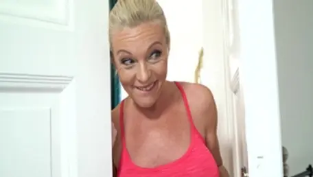 Hawt maid gets cum in her pussy