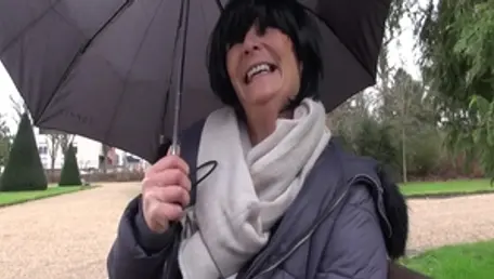 Super hot amateur hard bends over