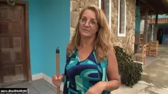 Блондинка трогает большую задницу