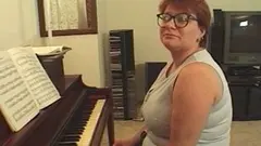 La bbw paffuta gode di un duro sesso con penetrazione profonda e forti movimenti del corpo.