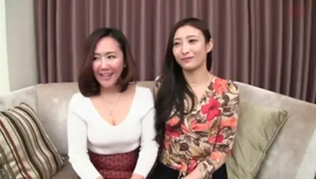 Martillando acompañado por una morena japonesa peluda