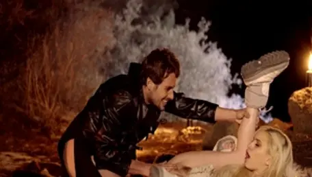 Jovem madura chupando pau duro e áspero