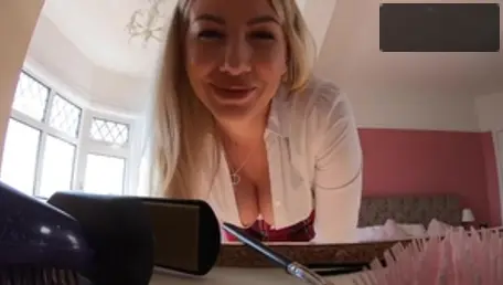 Solo british MILF does what shes told