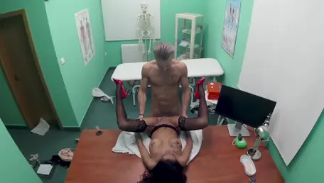Fake Hospital: Doktorin Valentina Sierra begehrt Sex in High Definition
