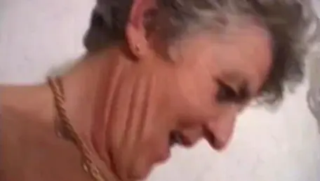 Scopata di figa tra una giovane nonna inglese paffuta e grassoccia.