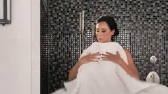 Foda áspera junto com a morena perfeita Reagan Foxx.