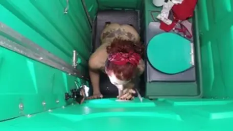 Porta Gloryhole: Blowjob in the toilet next to MILF