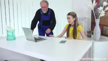 Enge Schamhaare nehmen alten Schwanz auf