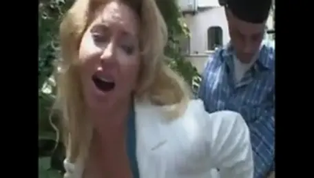Mollige Blondine fickt hart im Freien