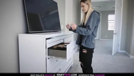 Weird american teen chick crazy fisting