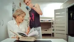 Tutor 4k: Baiser fort escorté par des cheveux blondes