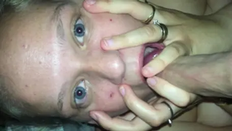 La giovane ragazza ha una passione per le scopate intense e dure, tutto questo è registrato con la massima qualità dell’HD.