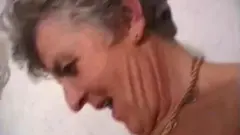 Baise pussie entre une jeune grand-mère britannique potelée.
