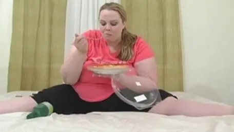 Enorme madrastra cagando y haciendo sexo anal en el trasero, video de calidad.