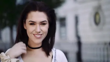 Girl Effie Diaz kissing