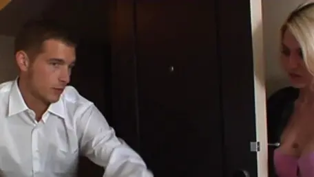 Angela Attison zusammen mit Chris Johnson spritzt im Bad